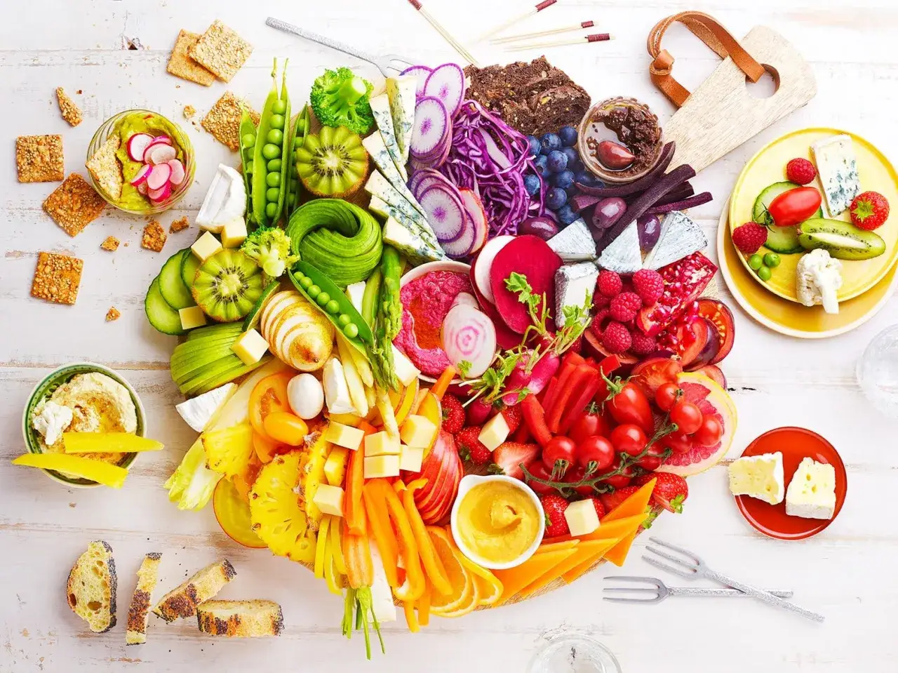 Plateau arc-en-ciel pour une présentation table apéro dinatoire : fruits, légumes croquants, fromages variés et dips colorés.