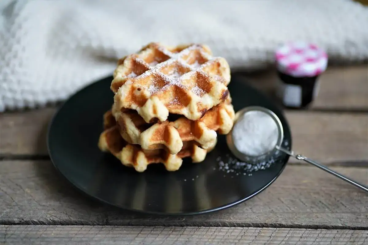 Pile de gaufres traditionnelles saupoudr&eacute;es de sucre glace, pr&ecirc;tes &agrave; &ecirc;tre d&eacute;gust&eacute;es. Une recette de gaufre traditionnelle &agrave; partager.