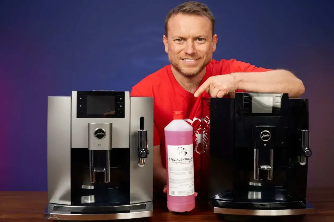 Mann zeigt auf Flasche mit Spezialentkalker für Kaffeevollautomaten, um die Maschinen zu entkalken.