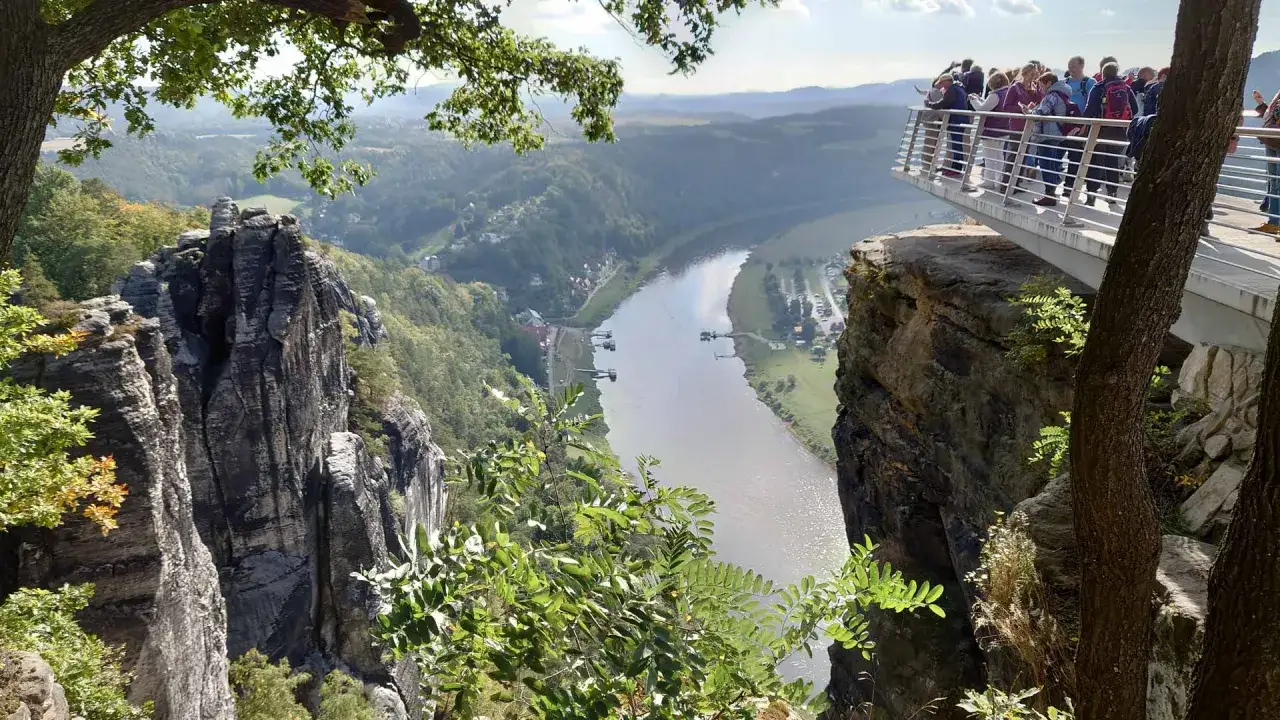 Blick von der Basteibr&uuml;cke in der S&auml;chsischen Schweiz &uuml;ber das Elbtal. Touristen genie&szlig;en die atemberaubende Aussicht.