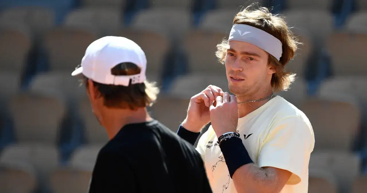 Fernando Vicente, jugador de tenis, ajusta su collar en un d&iacute;a soleado en la cancha.