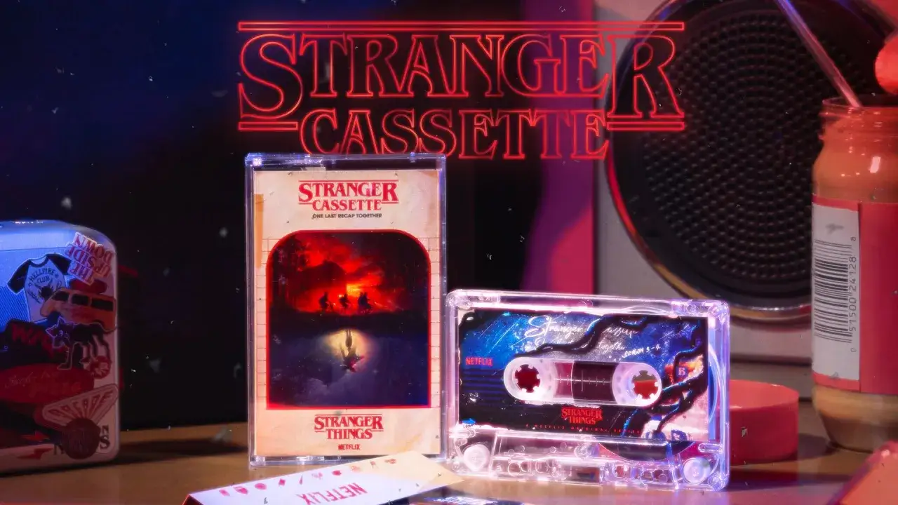 Kaseta z muzyką z Stranger Things, idealna na ostatnie wspomnienia z serialem. Neonowy napis 