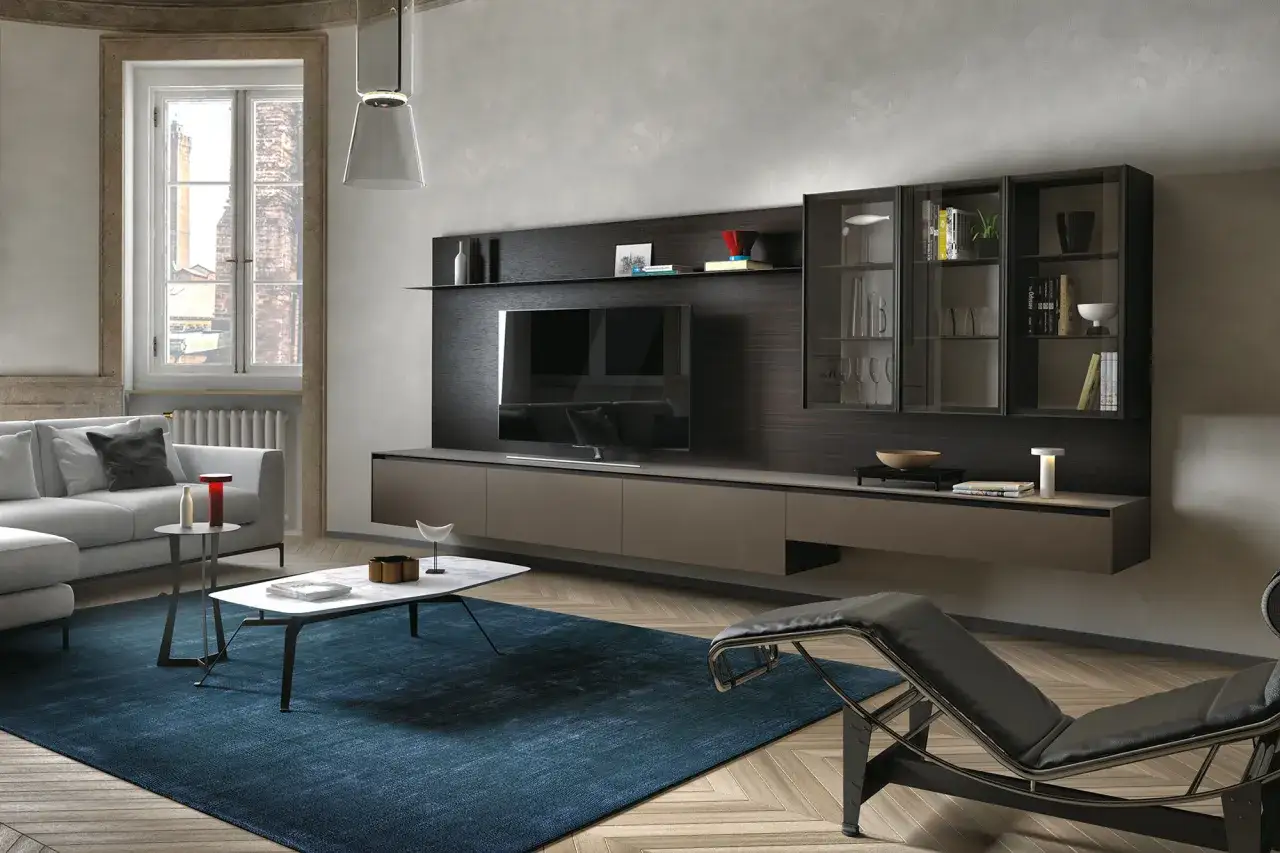 Soggiorno moderno con pareti grigio chiaro, mobile TV sospeso e divano bianco. Idee pittura pareti soggiorno per un ambiente elegante.