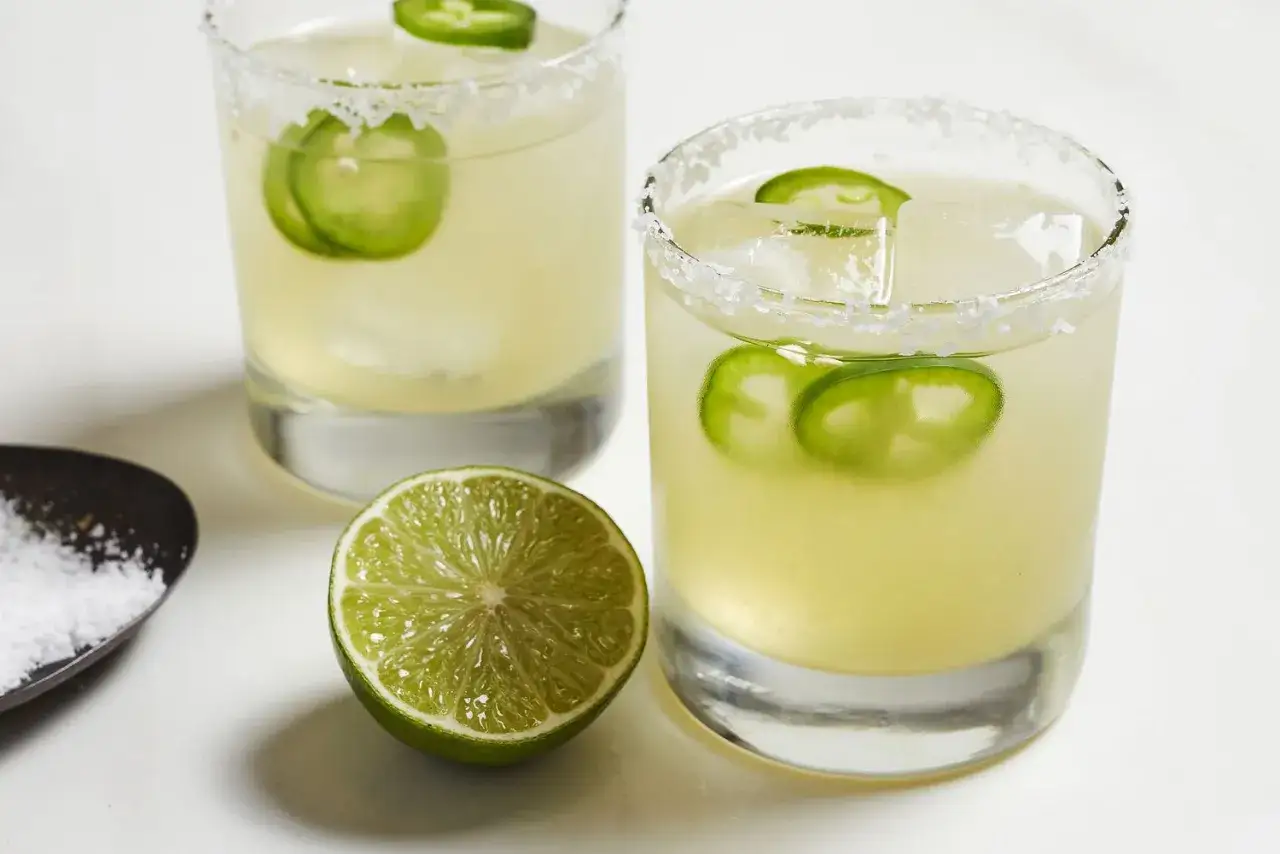 Spicy Margarita przepis: dwa drinki z plasterkami jalapeño, solnym rantem, lodem i limonką. Idealne na lato!