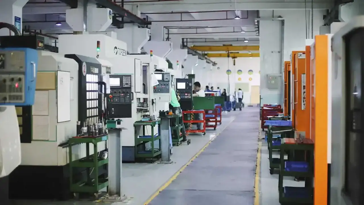 Fabbrica moderna con macchine utensili all'avanguardia. Operai lavorano su macchinari complessi, dimostrando cosa sono le macchine utensili nella produzione industriale.
