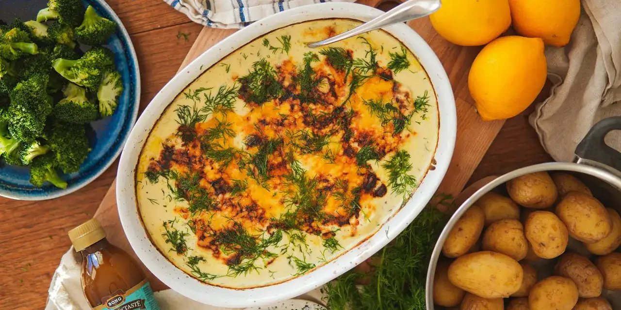En krämig torsk i ugn med dill och gyllene ost. Serveras med kokt potatis och ångad broccoli.