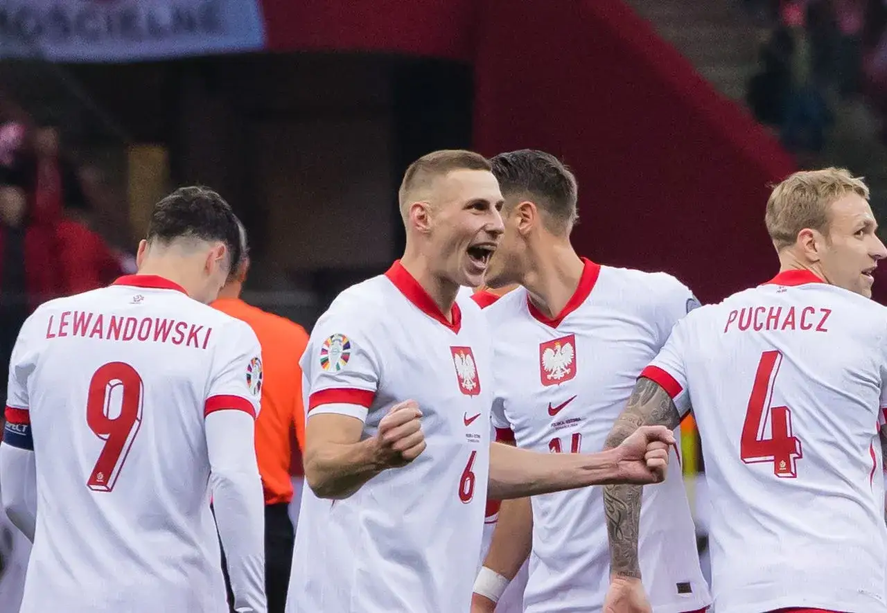 Piłkarze reprezentacji Polski świętują. Choć dokładne zarobki reprezentanta Polski w piłce nożnej są różne, radość ze zwycięstwa jest bezcenna.