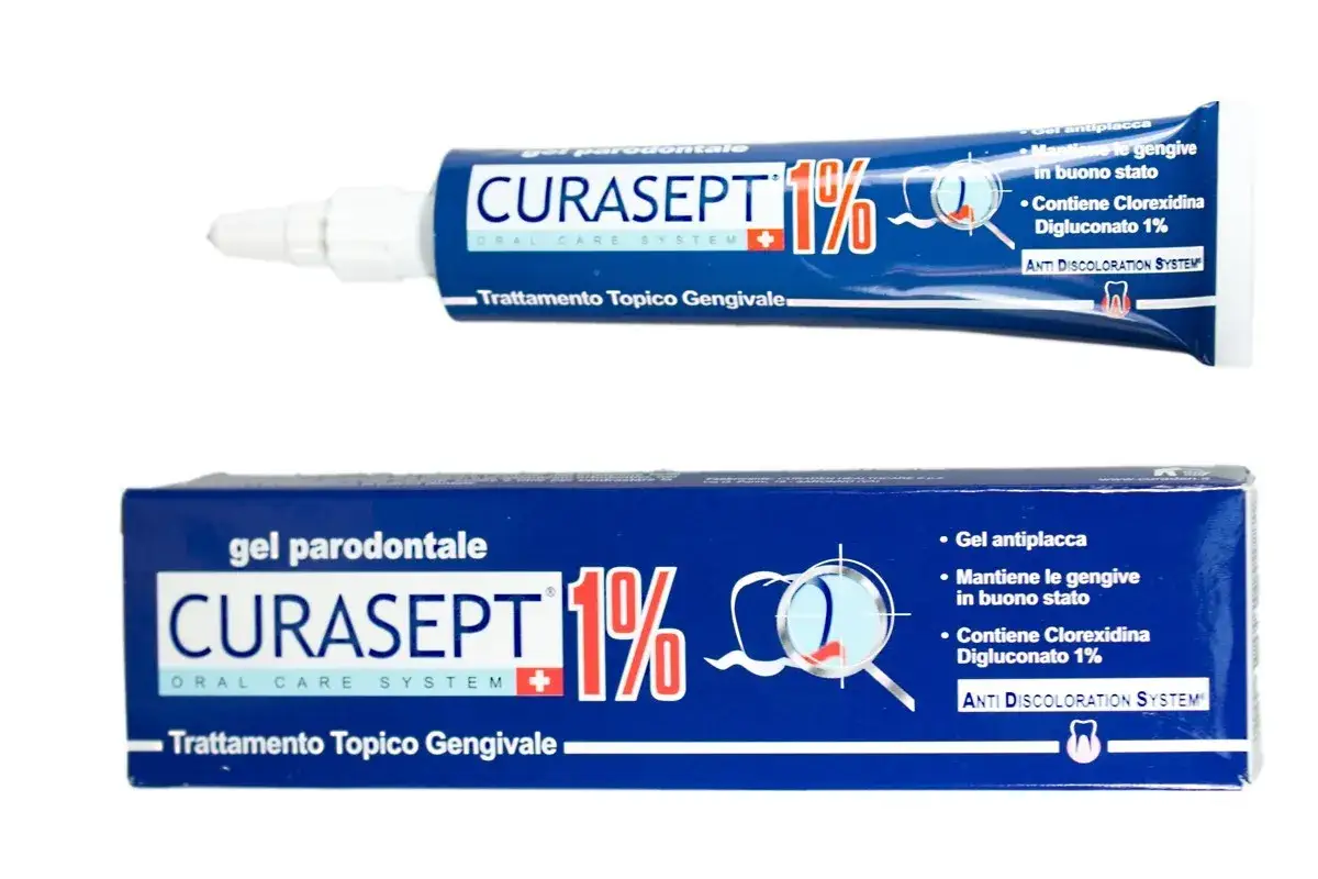 Tubo e scatola di Curasept gel 1% per trattamento topico gengivale. Il gel antiplacca va risciacquato.