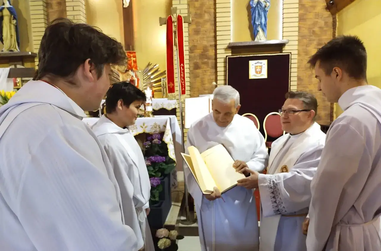 Wojciech Węgrzyniak i inni ministranci w kościele, przygotowujący się do mszy.
