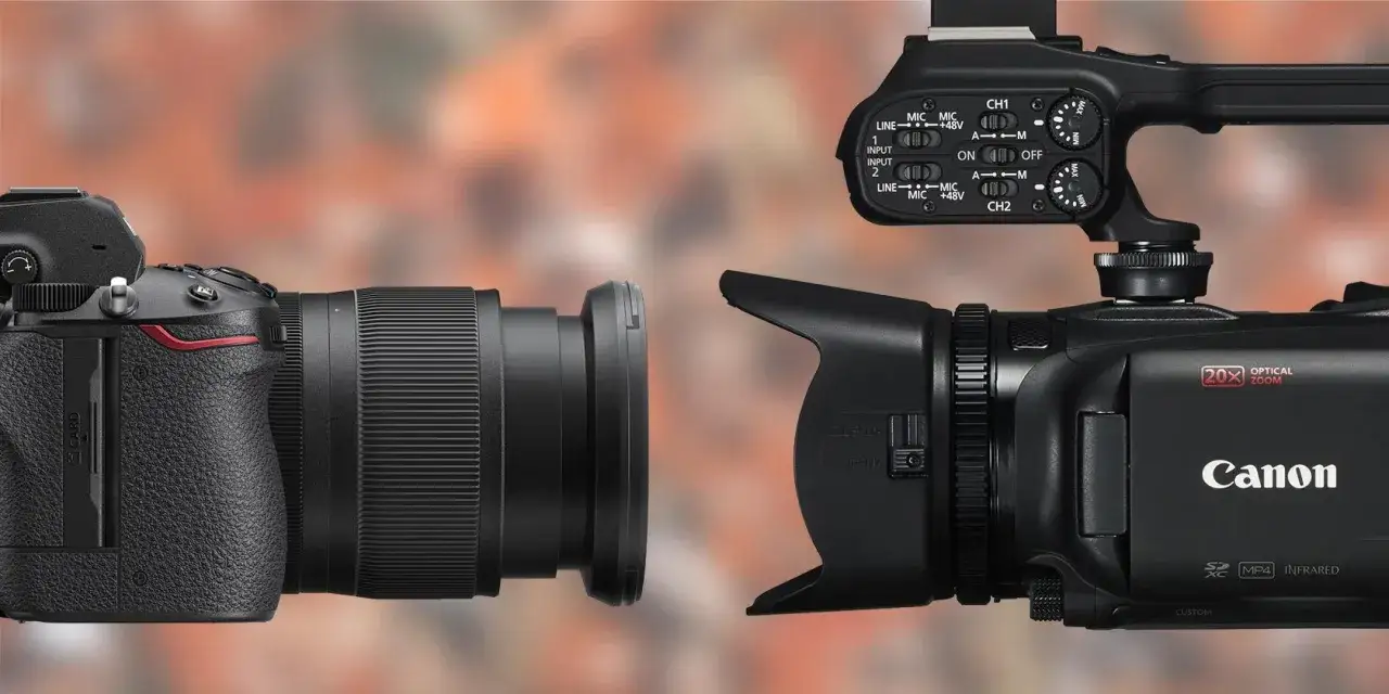 Obok siebie lustrzanka z obiektywem i kamera Canon z 20x zoomem optycznym.