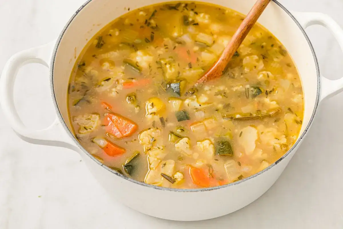 Herzhafte Kohlsuppe low carb mit viel Gemüse wie Karotten, Zucchini und Blumenkohl, abgeschmeckt mit Kräutern.