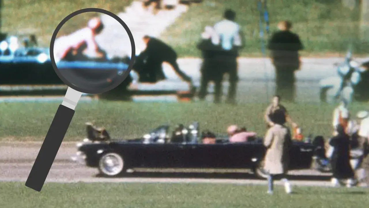 Lupe auf John F. Kennedy im offenen Wagen. Die Szene erinnert an die Debatten um seine Krankheit und die Umst&auml;nde seines Todes.