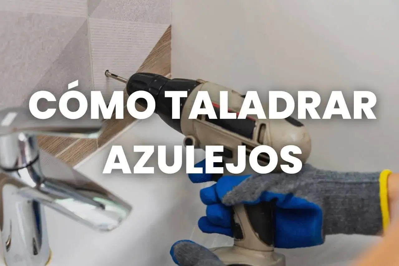 Mano con guantes usa taladro para taladrar azulejo.