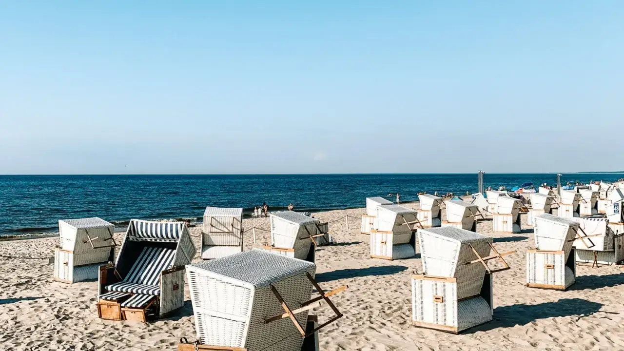 Plaża w Krynicy Morskiej pełna koszy plażowych, idealne miejsce na relaks. Atrakcje dla każdego.
