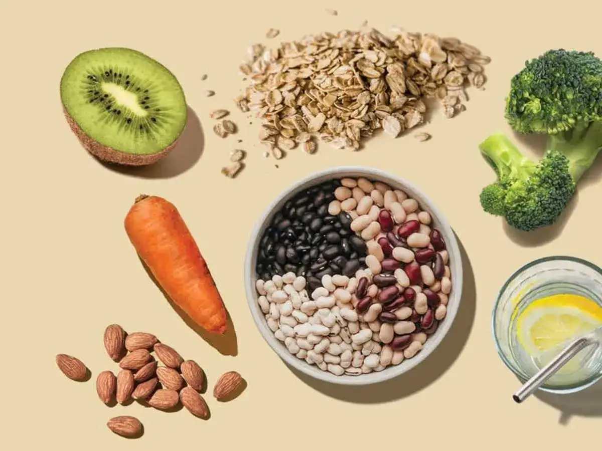 Kiwi, carota, fiocchi d'avena, broccoli, fagioli misti e mandorle: ingredienti naturali per ammorbidire le feci e favorire la regolarità.