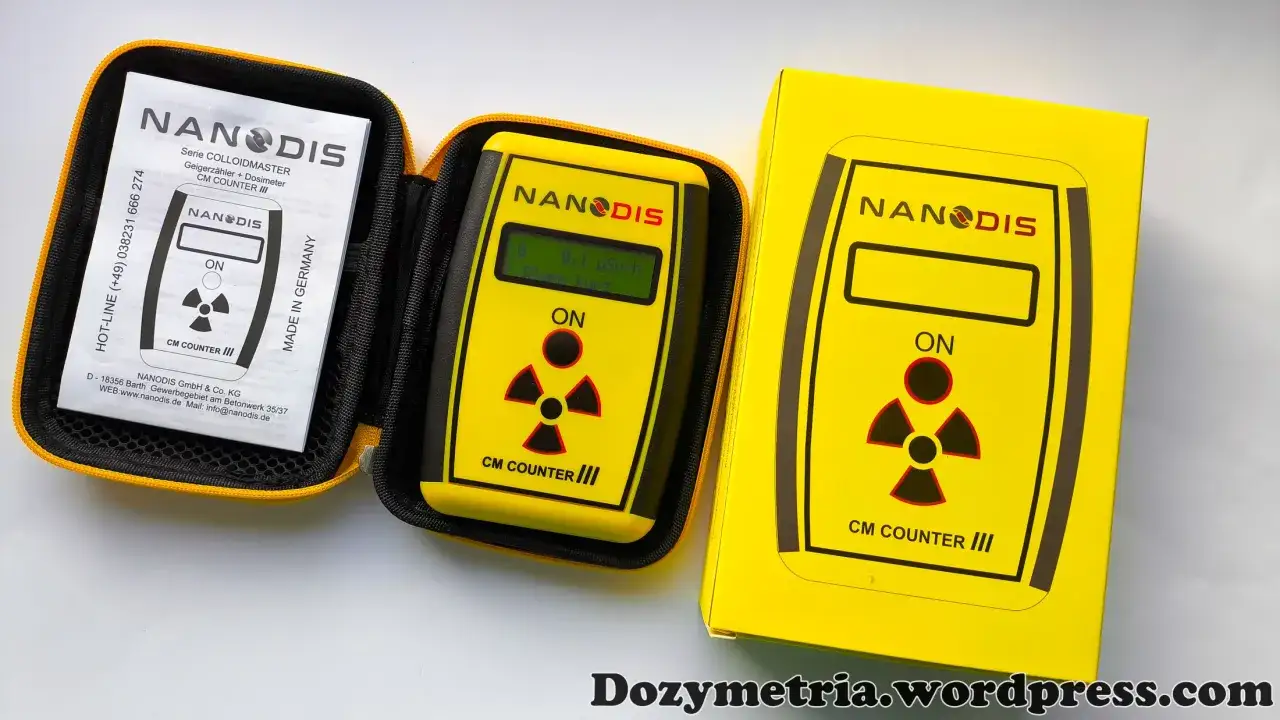 Żółty licznik geigera a dozymetr Nanodis CM Counter III w etui i pudełku. Urządzenie mierzy promieniowanie.