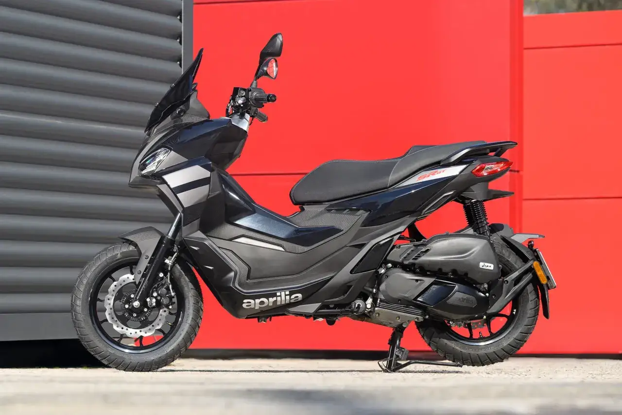 Aprilia SR GT 125 negra, lista para la aventura urbana.