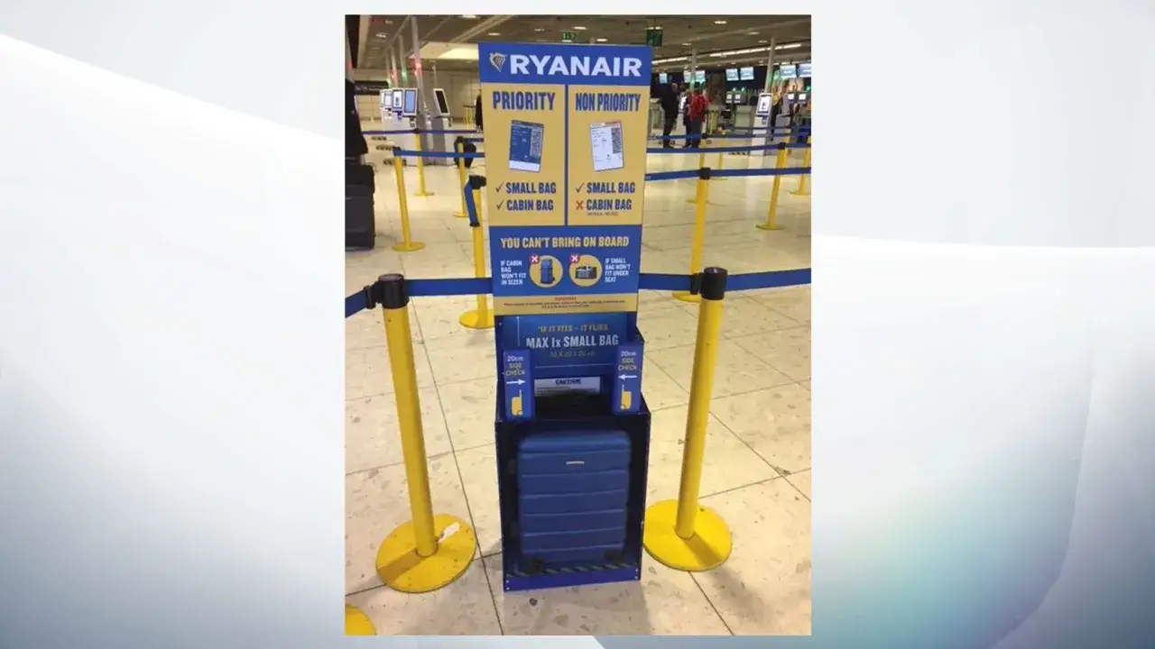Tablica informacyjna Ryanair z wytycznymi dotyczącymi bagażu podręcznego.