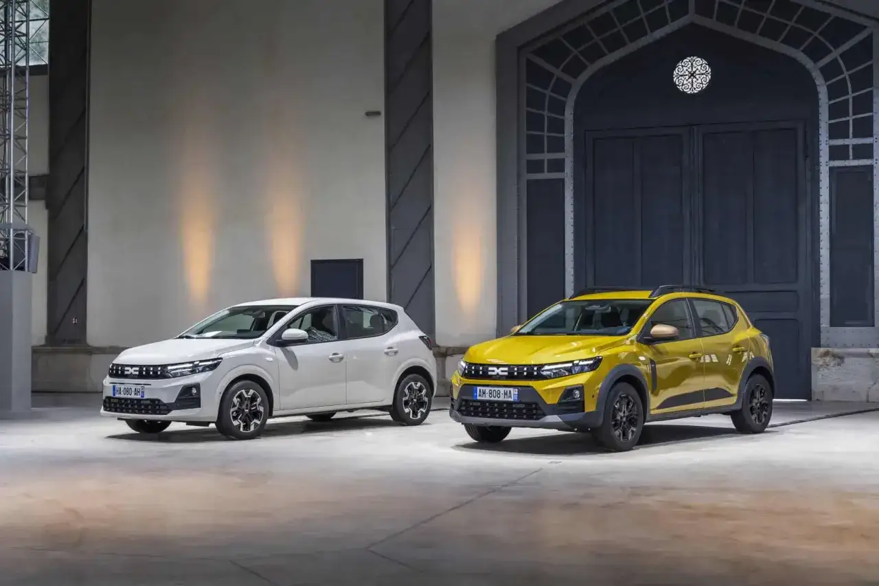 Deux Dacia Stepway, une blanche et une jaune, présentées. Avis sur la bicarburation essence/GPL.