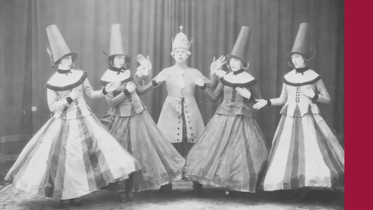 Fem dansare i hattar och randiga klänningar, en scen från svenska baletten i Paris.