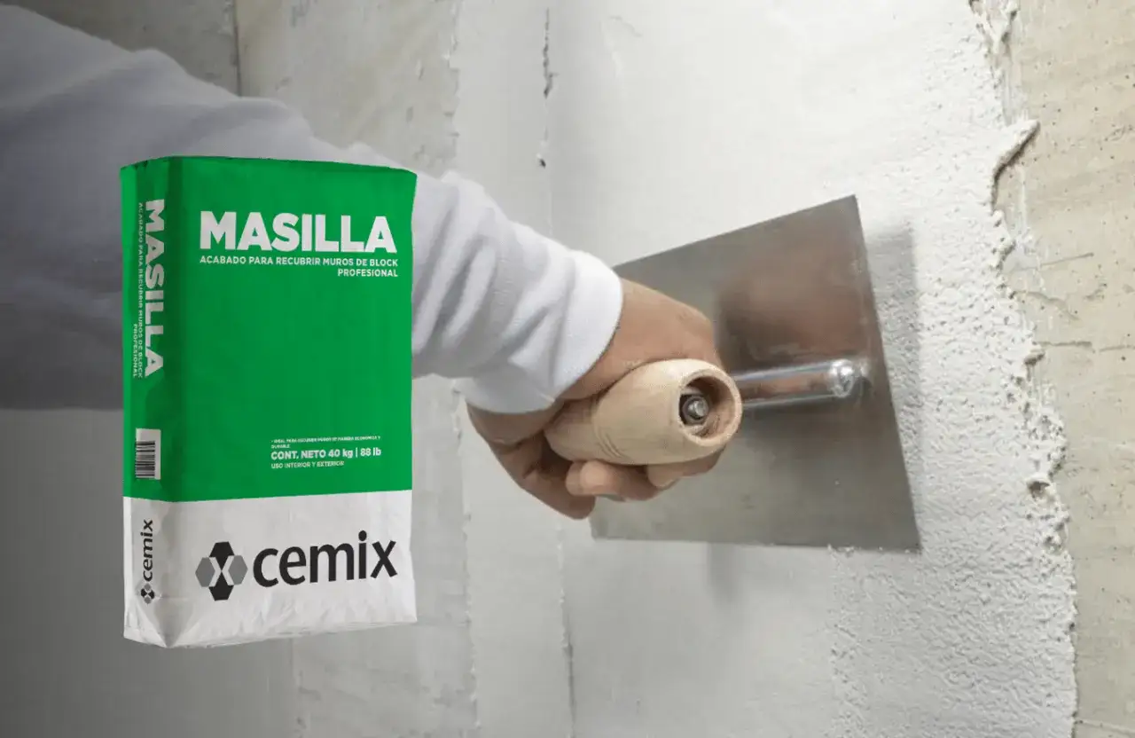 Aplicando masilla para pared interior con llana. Bolsa de masilla Cemix verde y blanca al lado.