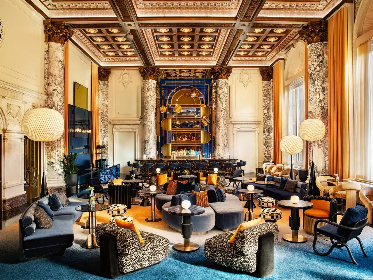 Elegancki bar w hotelu Plaza w Nowym Jorku. Zastanawiasz się, ile kosztuje jedna noc w hotelu Plaza w Nowym Jorku?