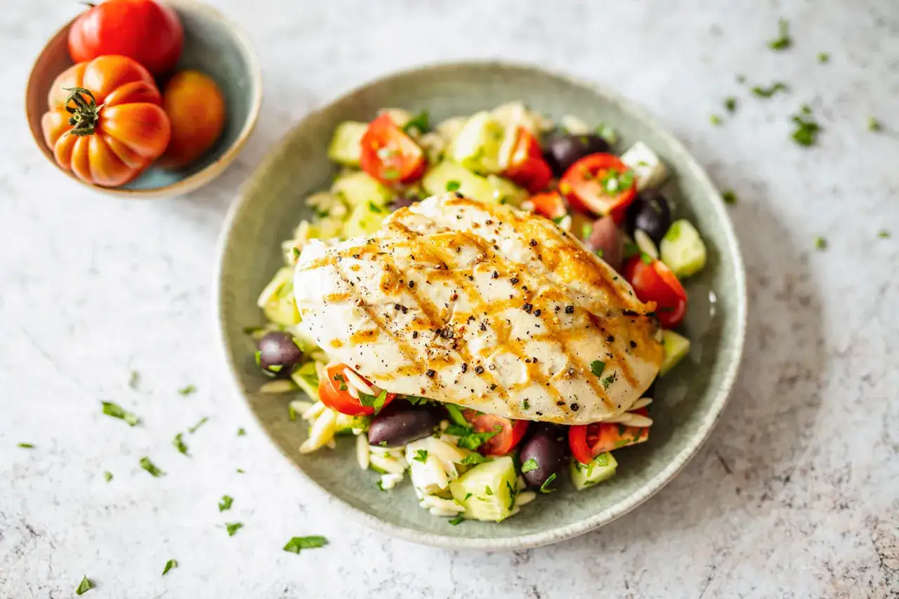 Kritharaki Salat mit gegrilltem H&auml;hnchen