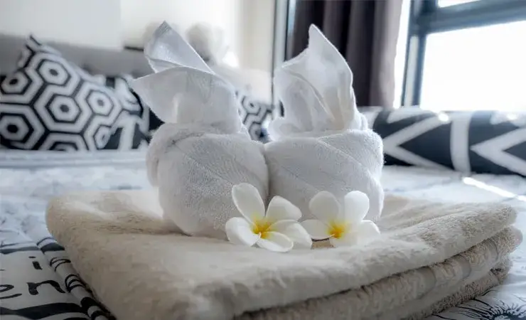 zrolowane ręczniki w koszu aranżacja spa