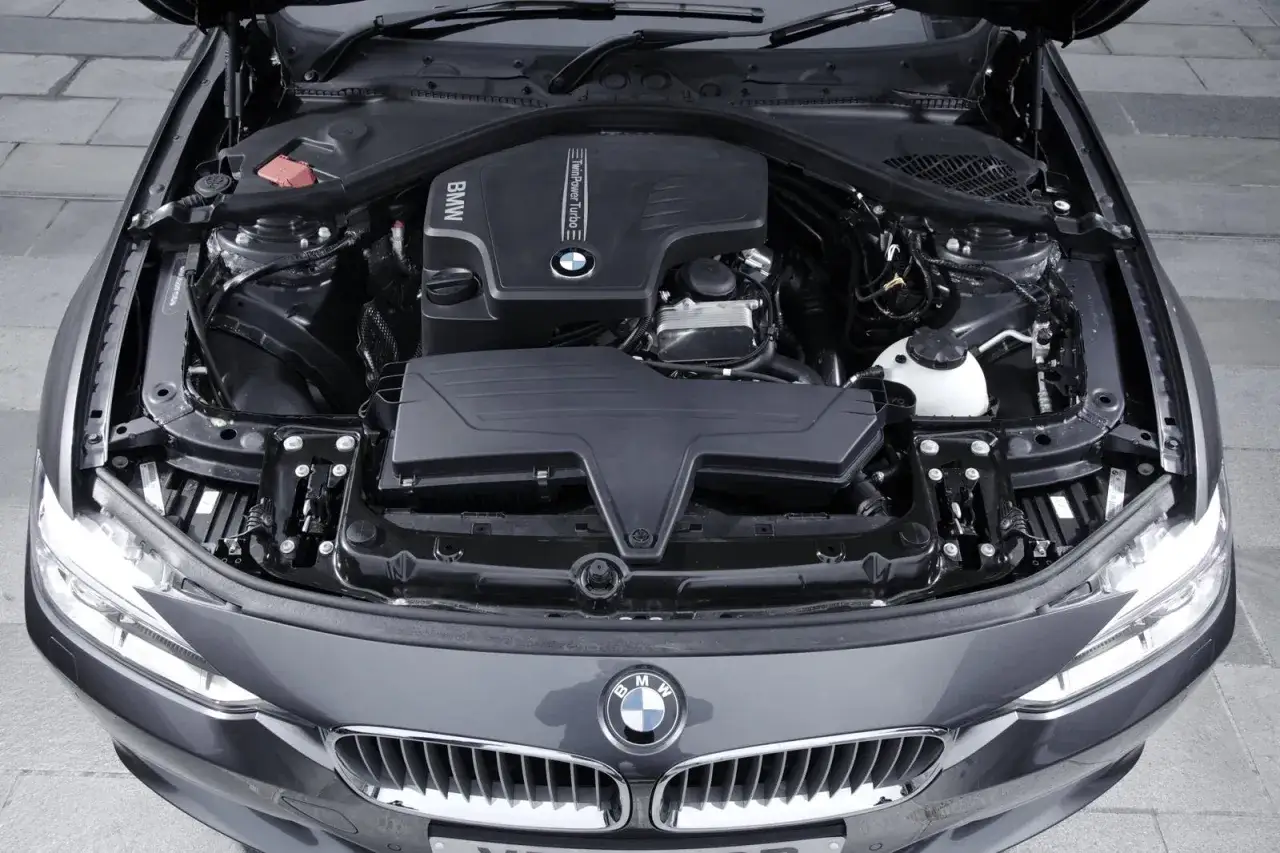 Silnik TwinPower Turbo BMW 330d, gotowy do pracy.