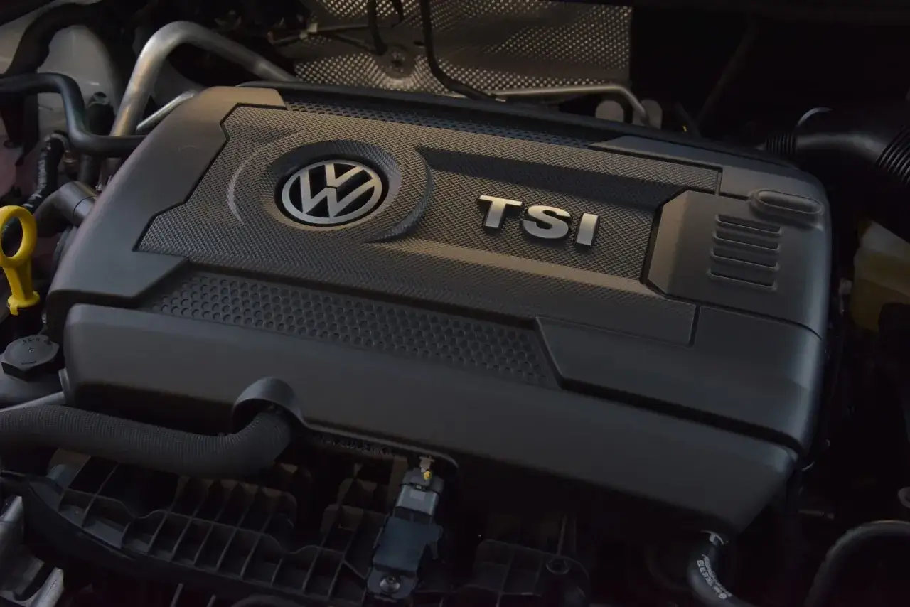 Silnik 1.8 TSI Volkswagena z widocznym logo i napisem TSI.