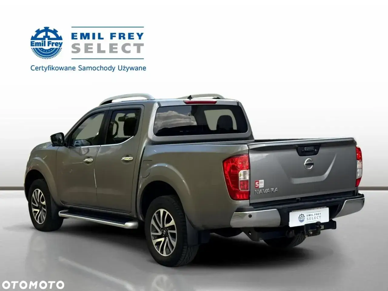 Szary Nissan Navara z napisem