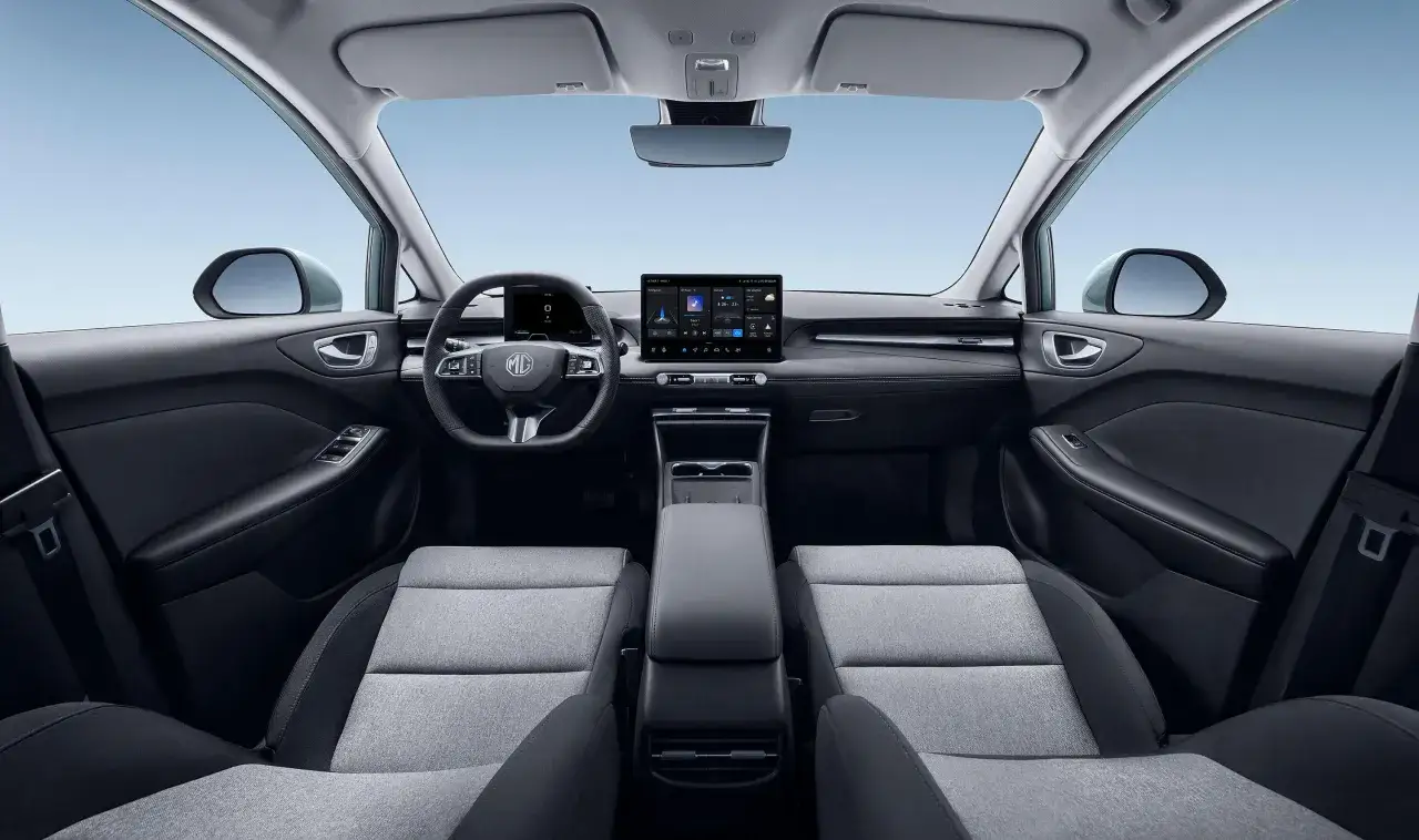 Interi&ouml;ren i MG4 testbilen visar en modern instrumentpanel med stor peksk&auml;rm och digital instrumentering.