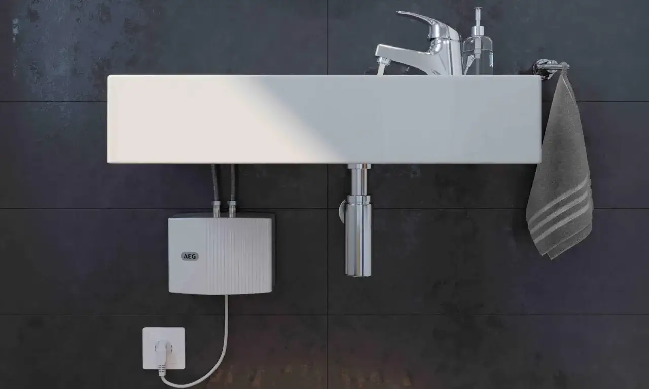 Modernes Bad mit wei&szlig;em Waschbecken, AEG ddle basis 18/21/24 Durchlauferhitzer und Handtuch.