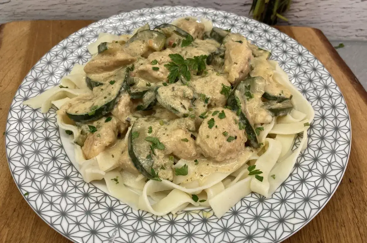 Ania gotuje szybki obiad: kremowy kurczak z cukinią i tagliatelle, posypany świeżą natką pietruszki.