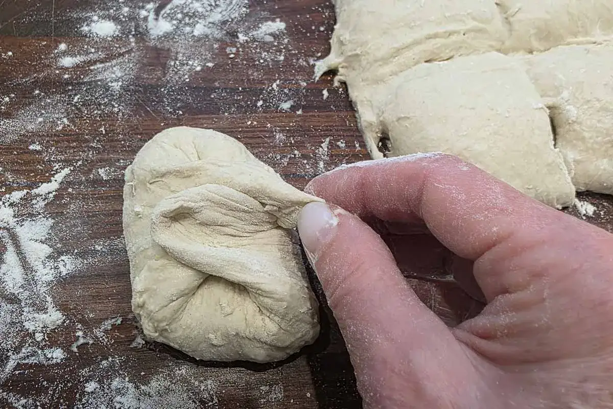 H&auml;nde formen Teig f&uuml;r frische Semmeln. Das ist der erste Schritt, um Semmeln selber machen zu k&ouml;nnen.