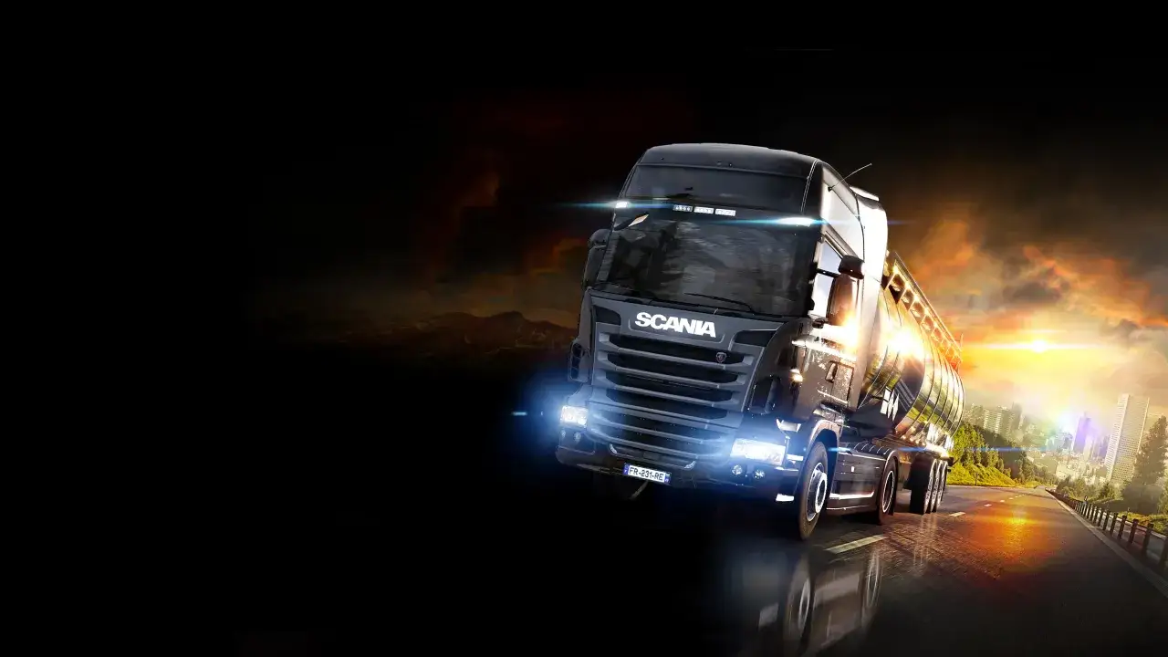 Ciężarówka Scania pędzi autostradą ku miastu o zachodzie słońca. Poczuj emocje z Euro Truck Simulator 2 na PS5.