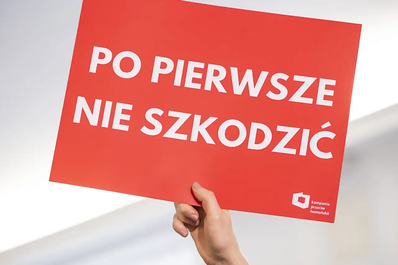 Czerwona tablica z napisem 