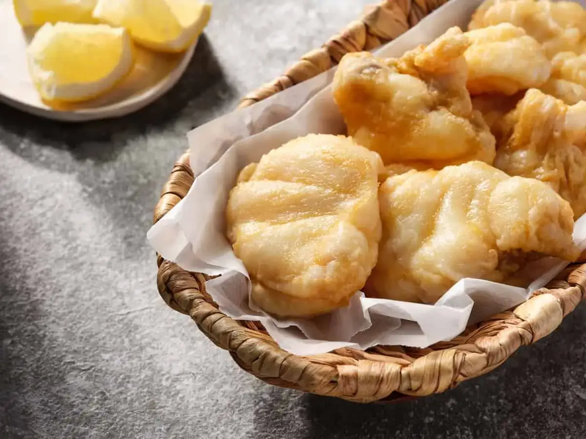 Crujientes fritos de pixin, dorados y listos para disfrutar. Acompa&ntilde;ados de gajos de lim&oacute;n fresco.