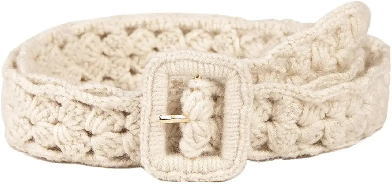 Cintur&oacute;n de ganchillo color crema con hebilla dorada. Un accesorio artesanal que a&ntilde;ade textura a cualquier atuendo.