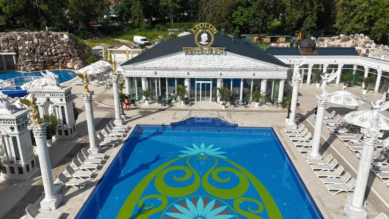 Termy Rajeckie Teplice: luksusowy basen z mozaiką, restauracja Apollon i leżaki. Sprawdź cennik!