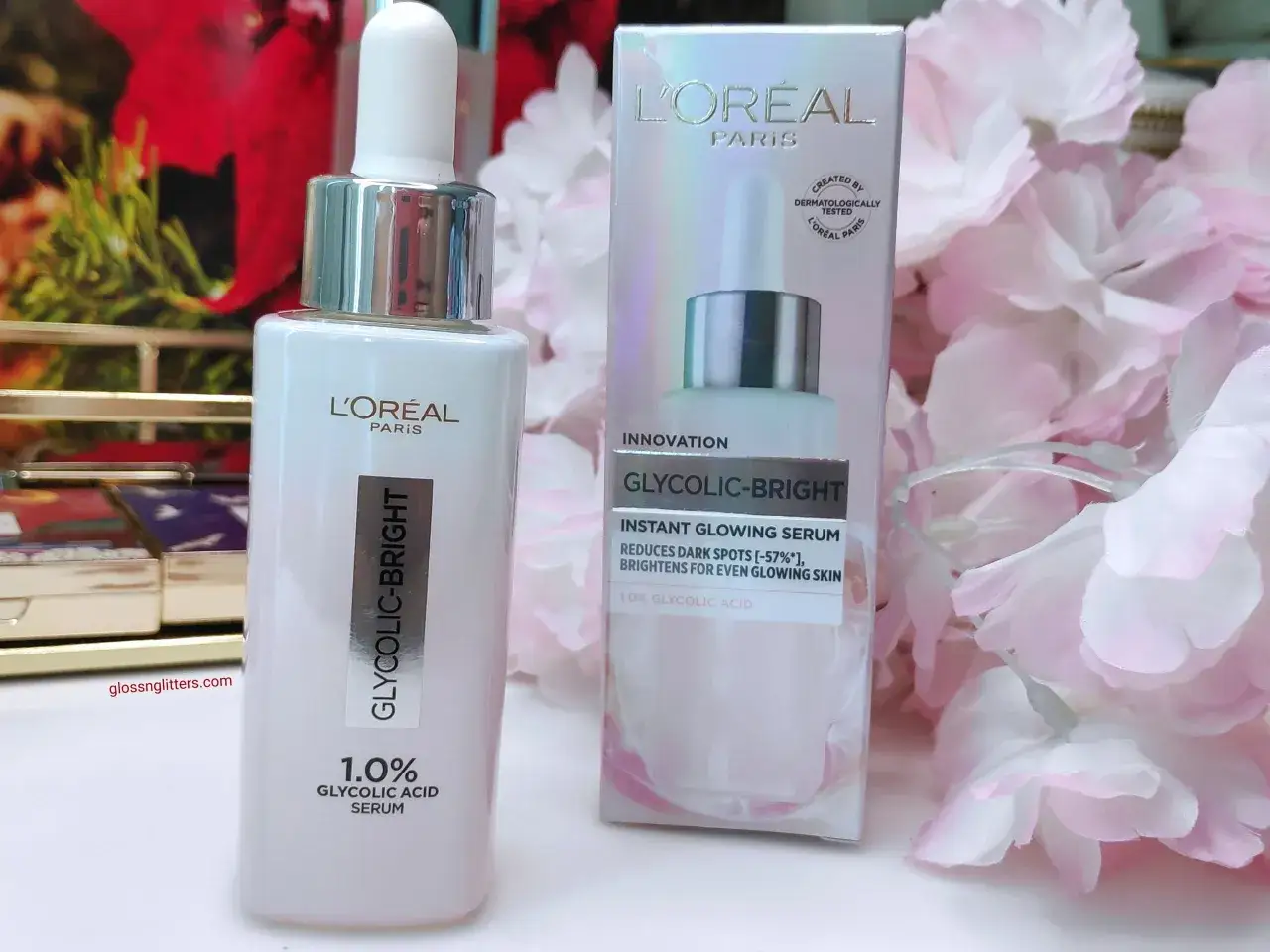L'Oréal Glycolic-Bright serum med 1.0% glykolsyra för en jämnare och klarare hud. Perfekt för din hudvård.