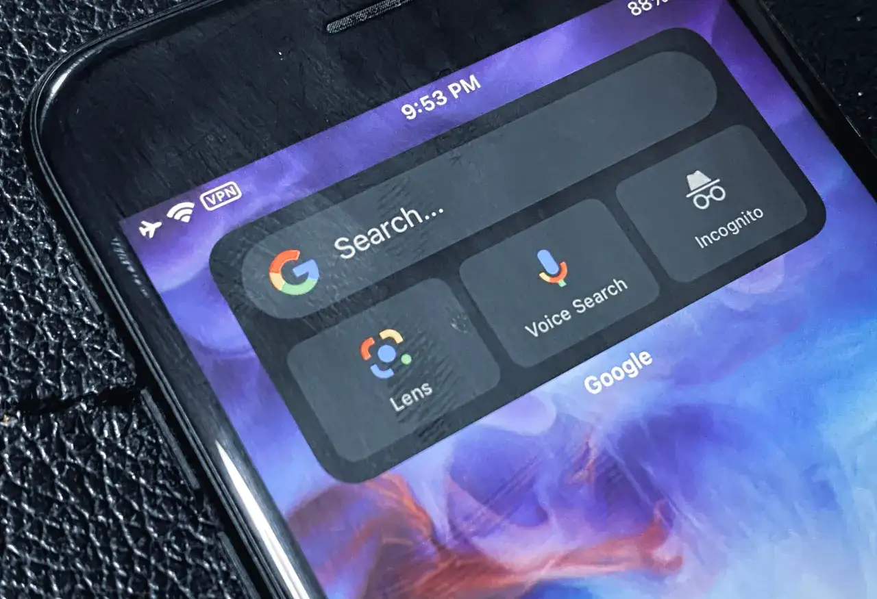 Widok ekranu telefonu z widżetem Google. Możesz tu zobaczyć, jak zmienić wyszukiwarkę, użyć wyszukiwania głosowego, Google Lens lub trybu Incognito.