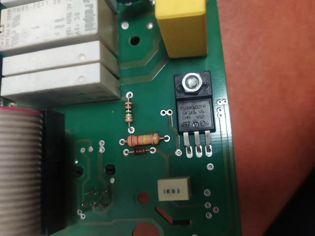 Sterownik tech: wysoka temperatura mosfet za duża. Widoczny układ scalony P1ONK6OZFP, rezystory i przekaźniki na zielonej płytce drukowanej.