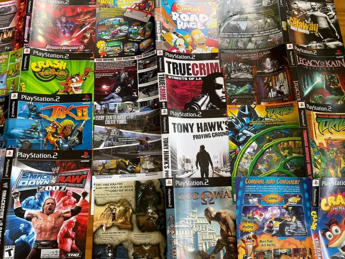 Kolekcja okładek gier na PS2: Crash, Tony Hawk, God of War, The Getaway, Legacy of Kain, Teenage Mutant Ninja Turtles i inne, które należą do najlepszych gier na PS2.