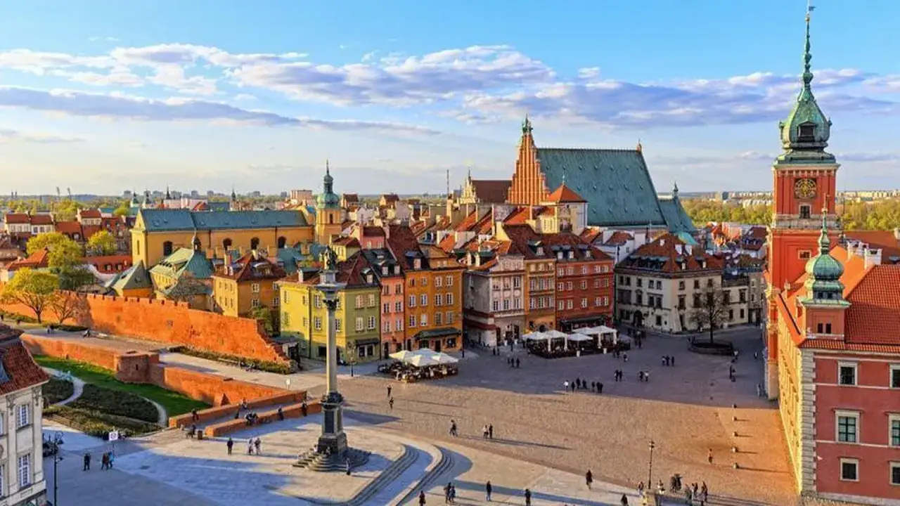 Warszawa centrum co zobaczyć: Rynek Starego Miasta z Kolumną Zygmunta i Zamkiem Królewskim.