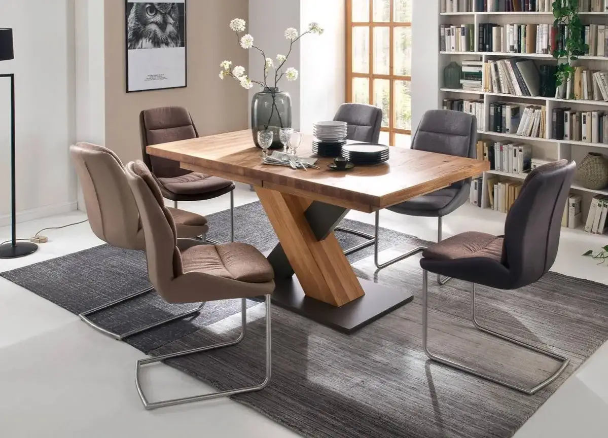 Table en bois massif avec un design moderne, idéale pour 12 personnes. Ses dimensions sont parfaites pour les grandes réunions familiales.