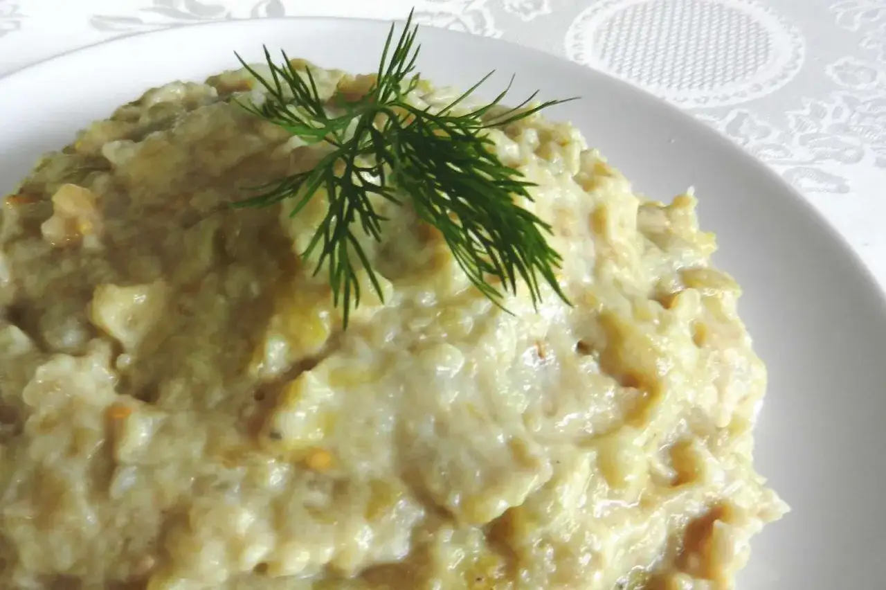 En kr&auml;mig auberginer&ouml;ra, en l&auml;cker imam bayildi, toppad med dill.