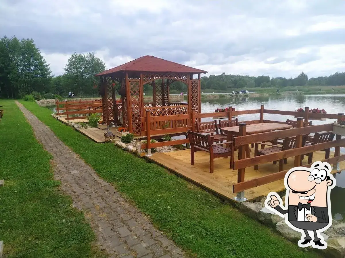 Smażalnia ryb Chościszowice zaprasza do łowienia i relaksu nad wodą. Drewniana altana i stoliki czekają na gości.
