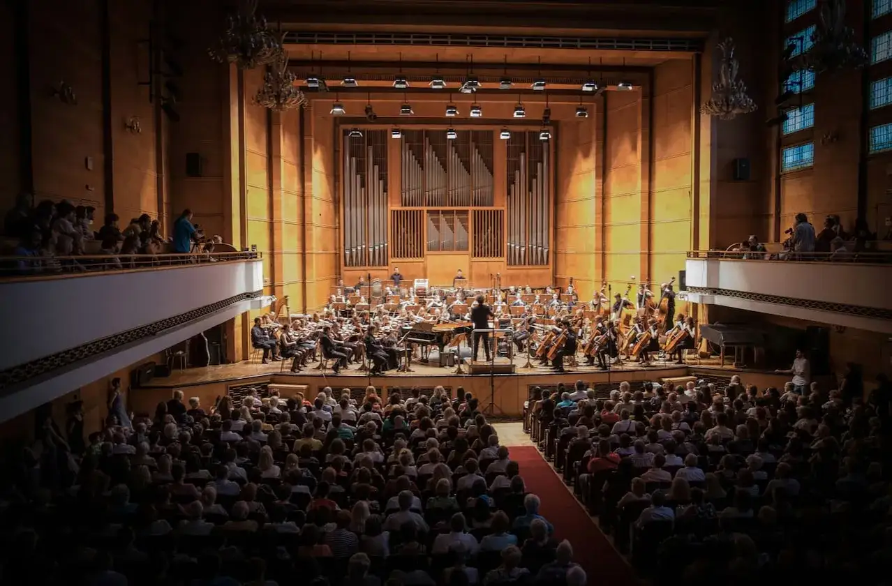 Koncert symfoniczny w filharmonii. Czy to muzyka, która mogłaby towarzyszyć scenom z filmu 