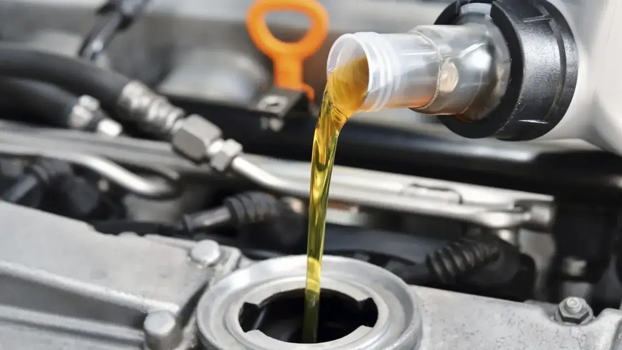 Aceite nuevo se vierte en el motor. Evita desastres y averigua qu&eacute; pasa si el coche se queda sin aceite.